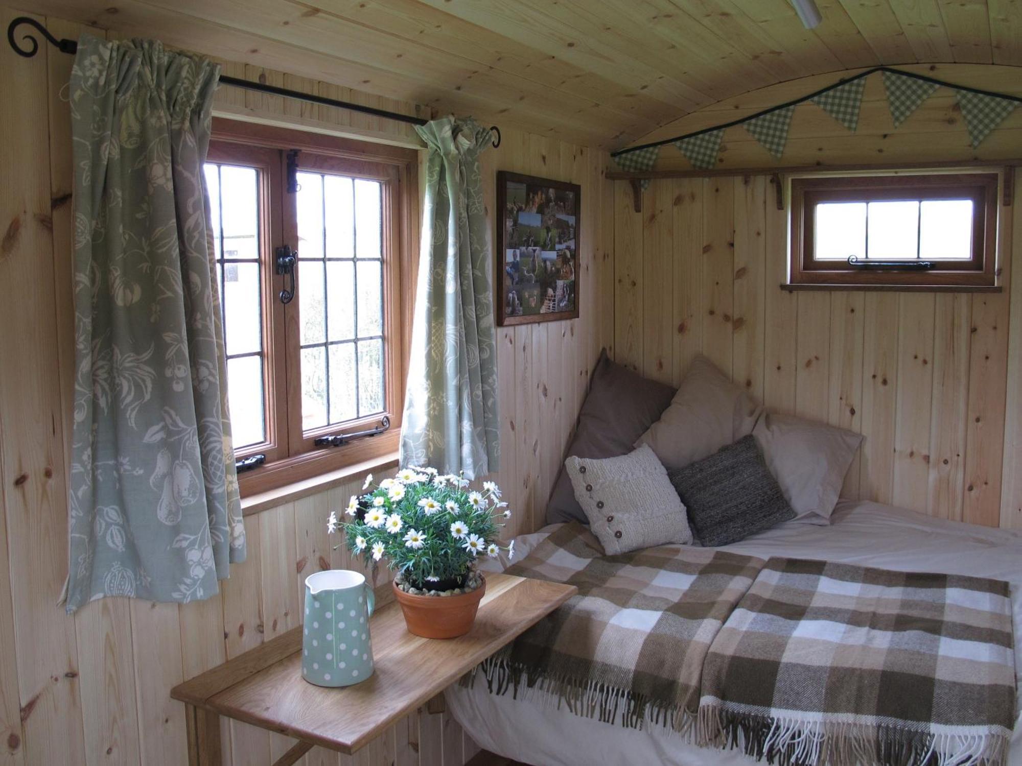 Marshwood Farm B&B And Shepherds Hut Dinton  Kültér fotó