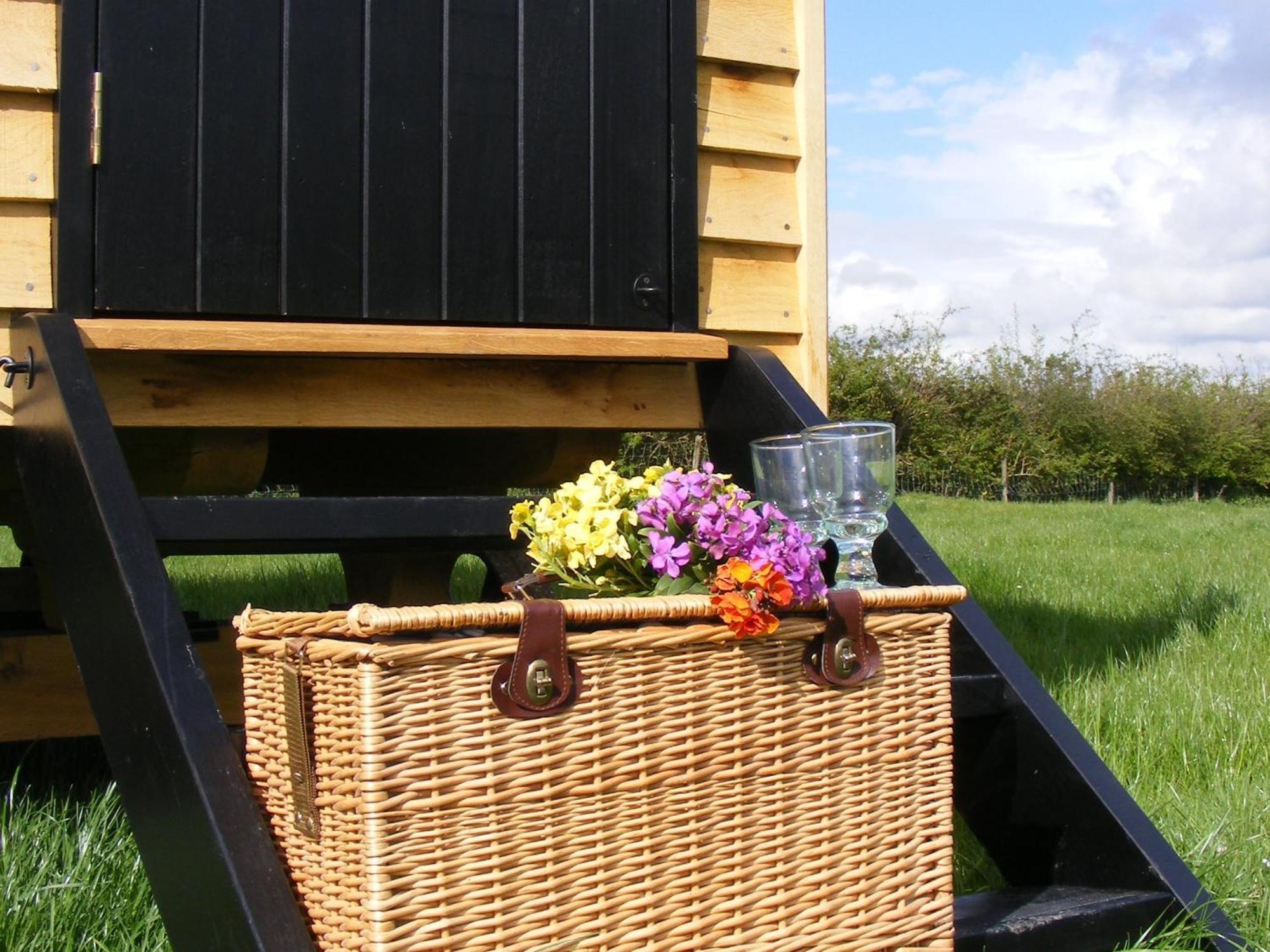Marshwood Farm B&B And Shepherds Hut Dinton  Kültér fotó